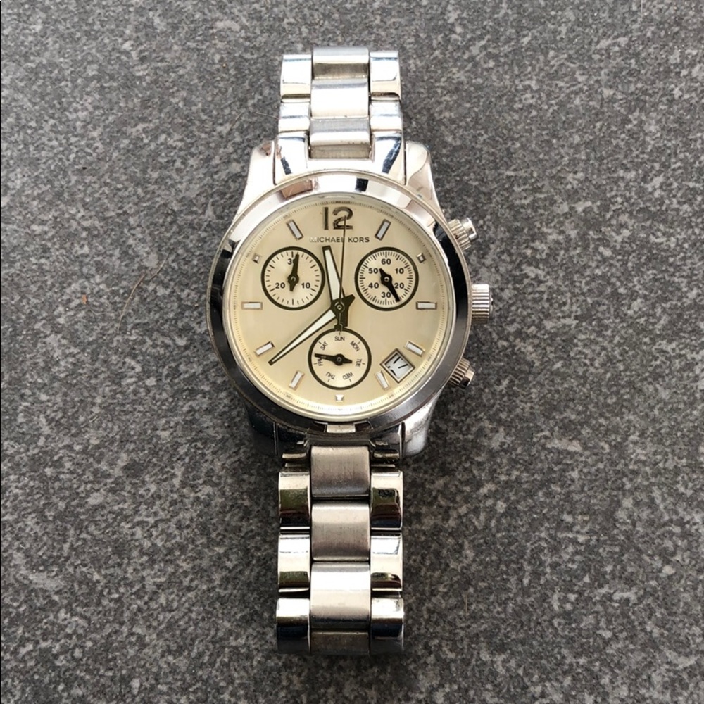 Michael kors Silver watch in great condition!